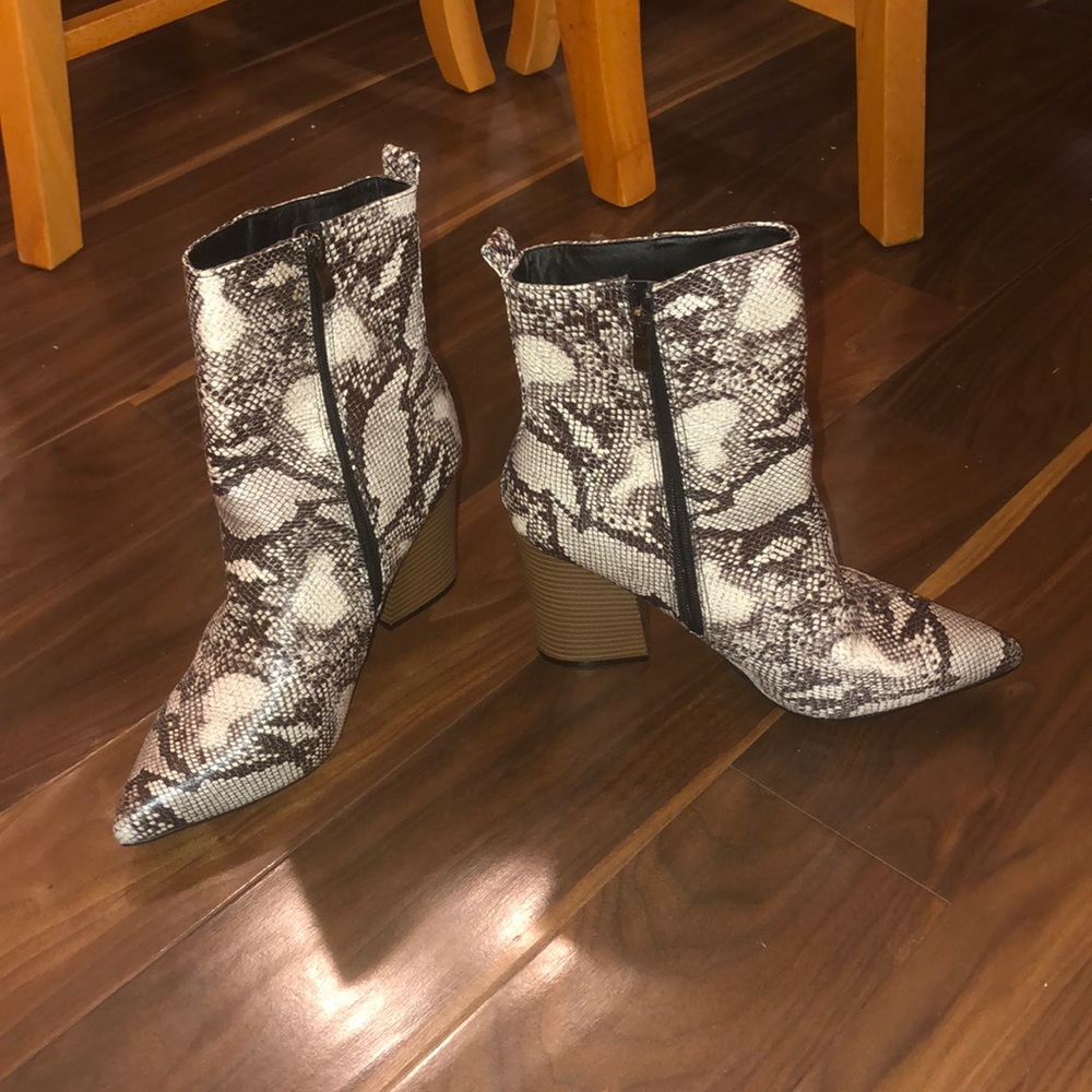 pointed snake skin boots. size 10